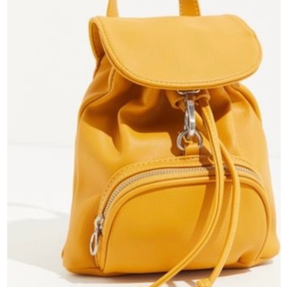 URBAN OUTFITTERS MUSTARD MINI BACKPACK💛💛💛💛